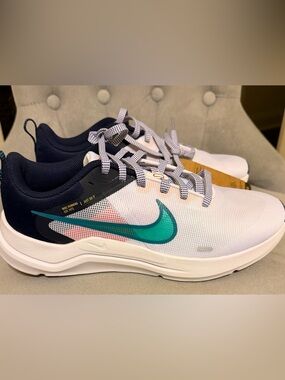 Nike Women’s White Running Sneakers with Teal Swoosh and Navy Collar